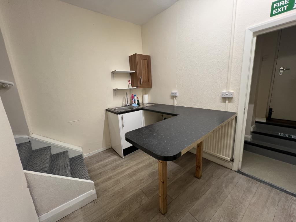 Lot: 41 - THREE STOREY COMMERCIAL PROPERTY - General view of the kitchen area on the ground floor